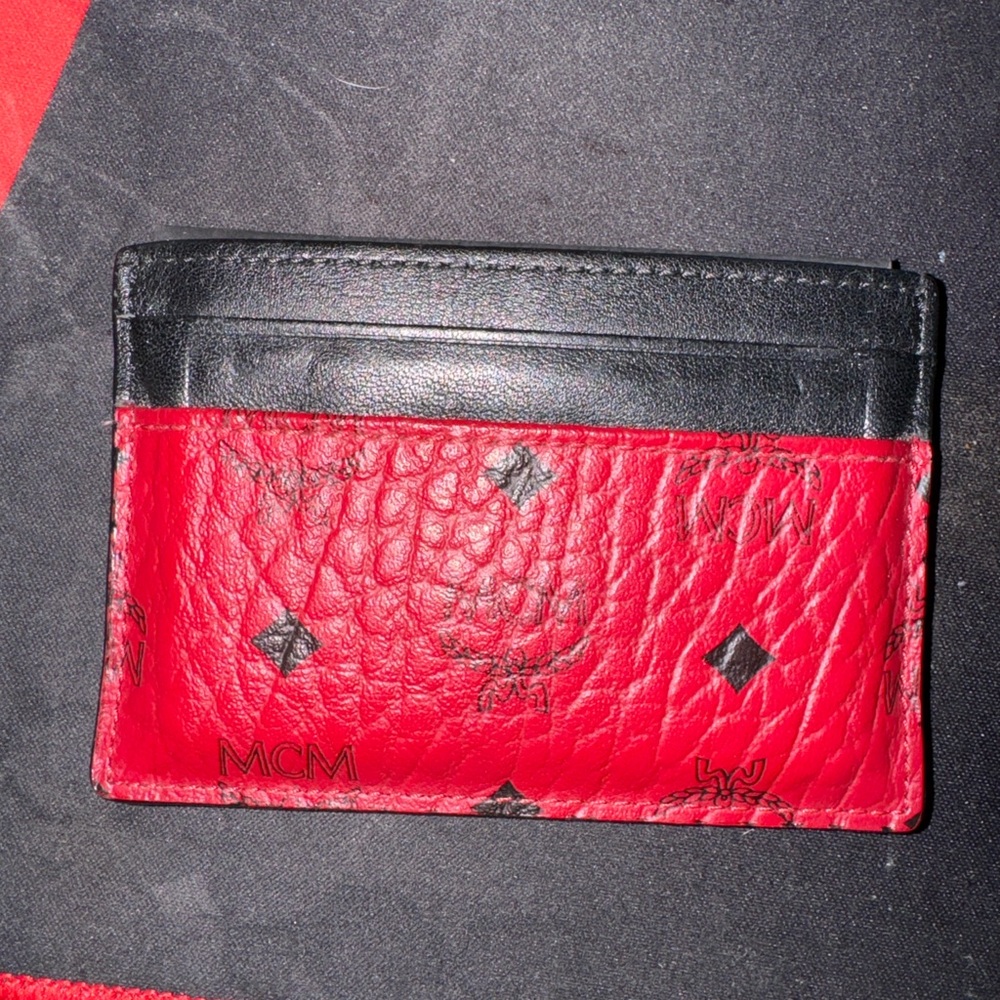 BRAND NEW MCM CSRD HOLDER ⚫️🔴